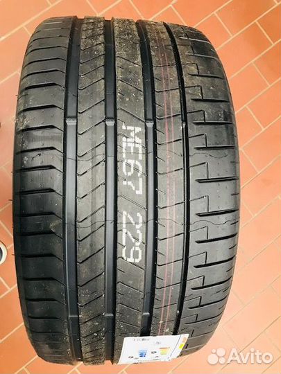 Pirelli P Zero 315/30 R22 и 275/35 R22