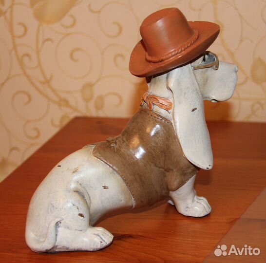 Собака Бассет в шляпе статуэтка