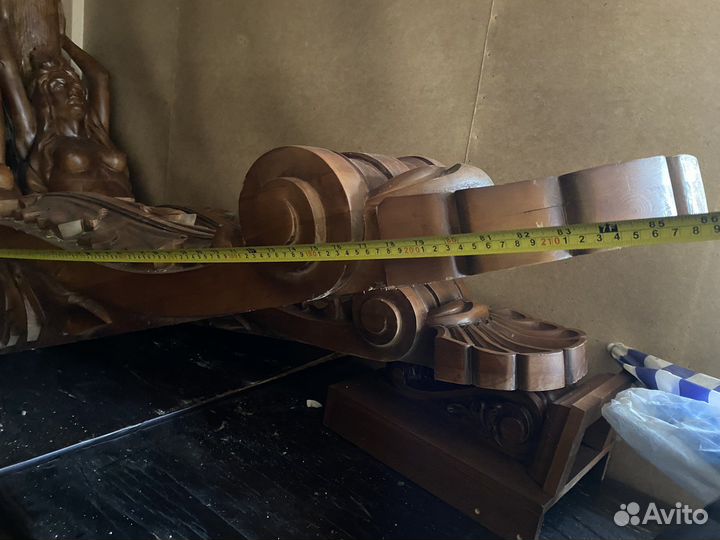 Резные фигуры русалок