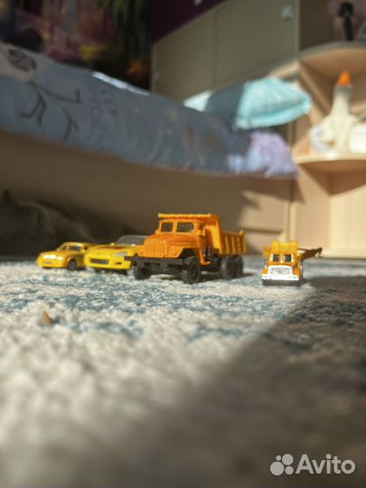 Набор четырёх жёлтых машинок коллекционных