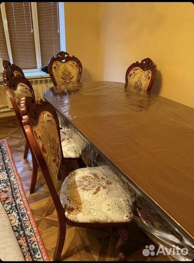 Стол и стулья