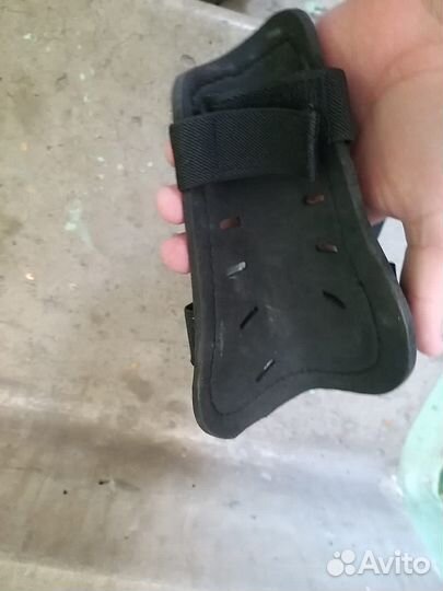 Футбольные щитки larsen