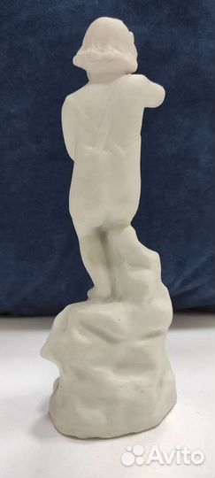 Фарфоровая статуэтка