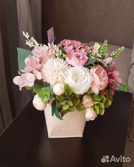 Цветочная композиция из искусственных цветов