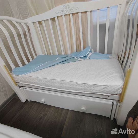 Детская кроватка с продольным маятником