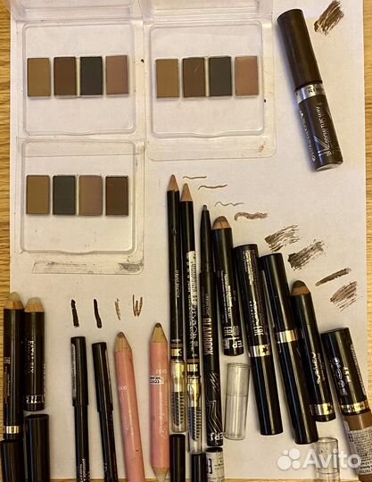 Косметика(5 помад, 2 глиттера, 2 подводки )