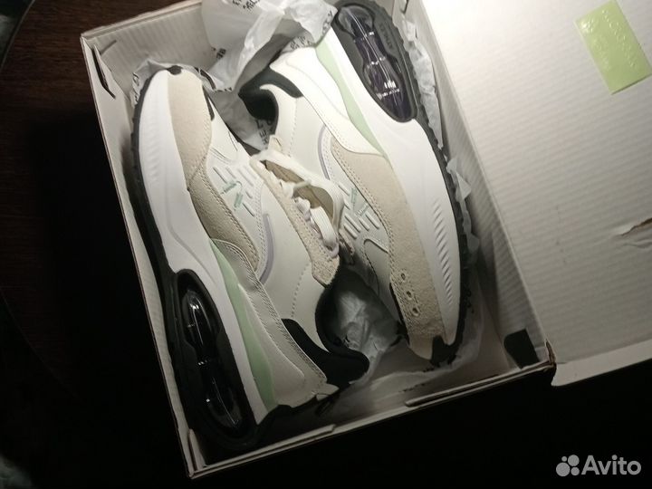 Кроссовки женские