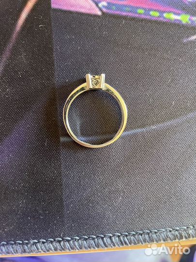 Кольцо с бриллиантом