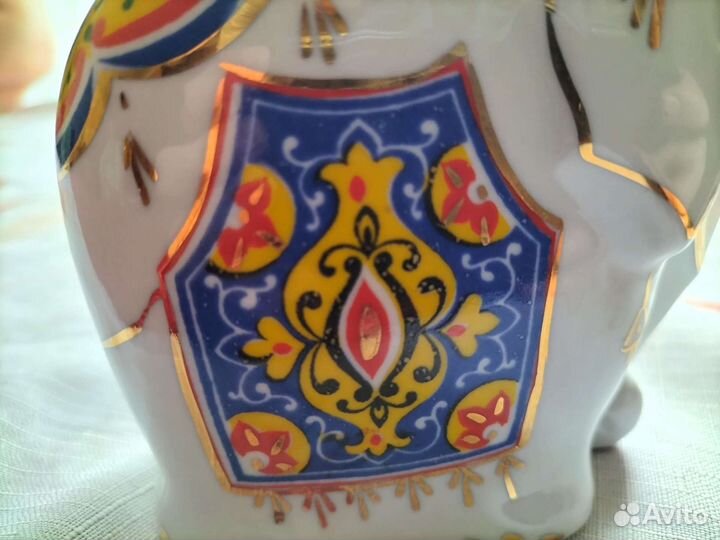 Слон фарфоровый