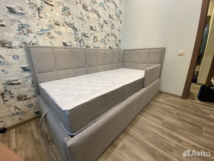 Детская кровать с мягкой спинкой