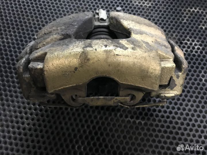 Суппорт передний Volkswagen Touareg