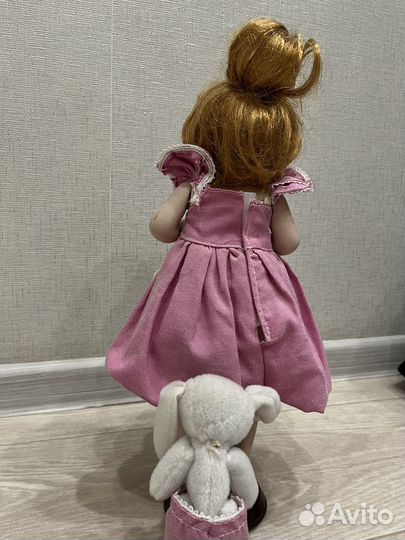 Кукла фарфоровая