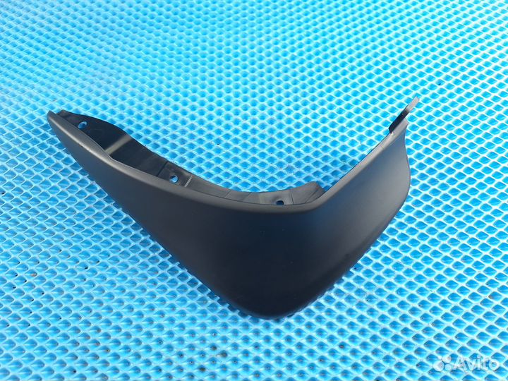 Брызговик задний левый Mazda3 2006г хетчбэк