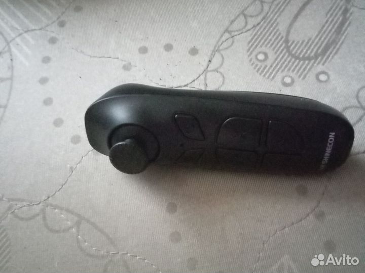 Очки виртуальной реальности с джойстиками