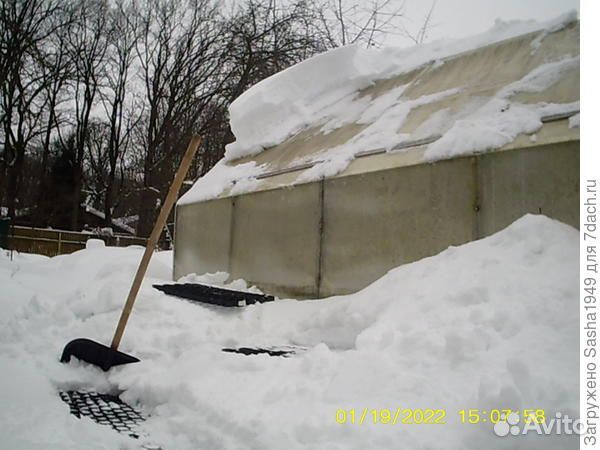 Чистка теплицы от снега