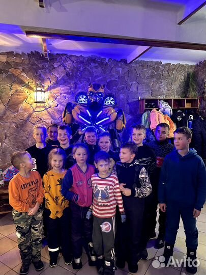 Аниматор робот Бамблби