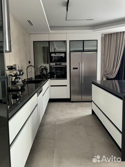 Кухня с барной стойкой