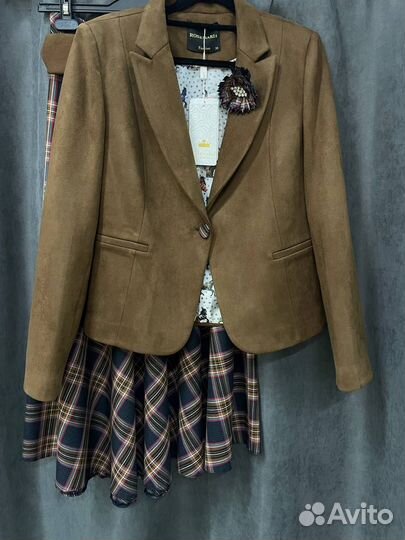 Костюм женский с юбкой и укороченным пиджаком