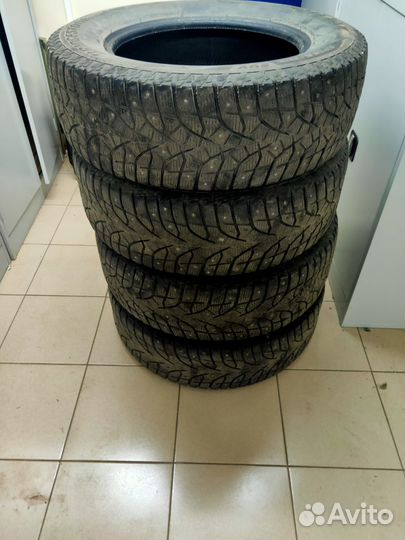 Bridgestone Blizzak Spike-02 235/65 R17 108