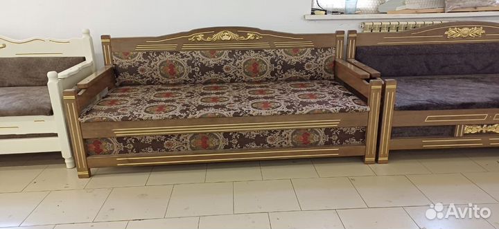 Диван деревянный