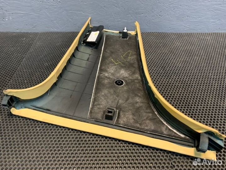 Обшивка стойки правая Bentley Continental Flying