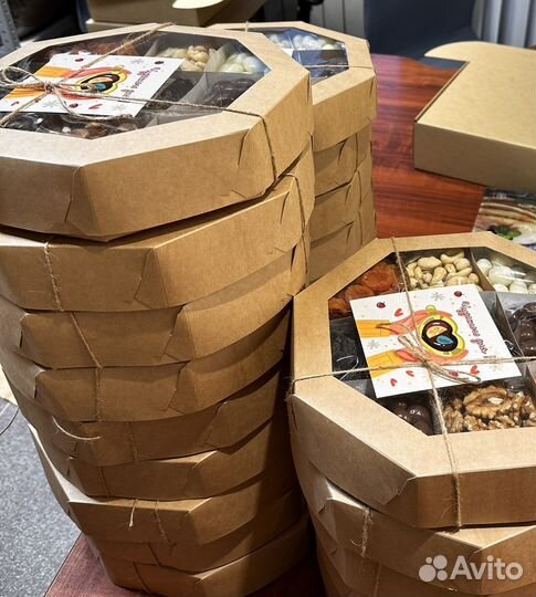 Подарочный набор с чаем, орехами и сухофруктами