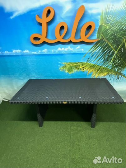 Стол из искусственного ротанга