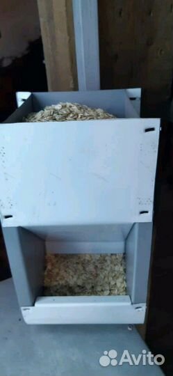 Кормушка бункерная для птицы и кроликов