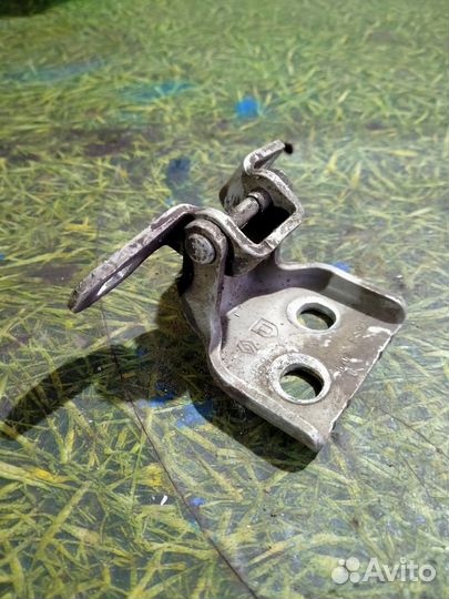 Петля двери передняя правая нижняя Рено Логан 1