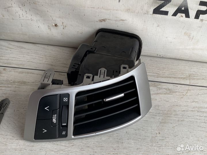 Toyota Land Cruiser 200 Дефлектор в торпедо