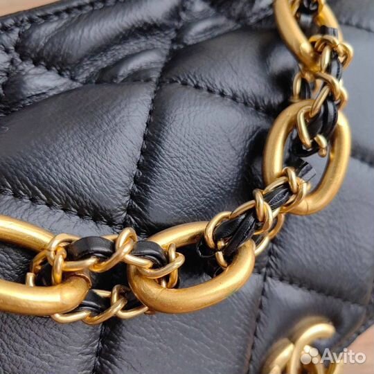 Сумка Chanel с декоративной цепочкой
