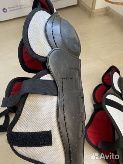 Хоккейная экипировка (наплечник, наколенники)