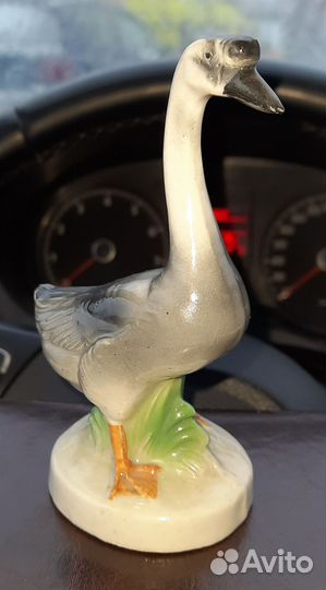 Фарфоровая статуэтка Гусь