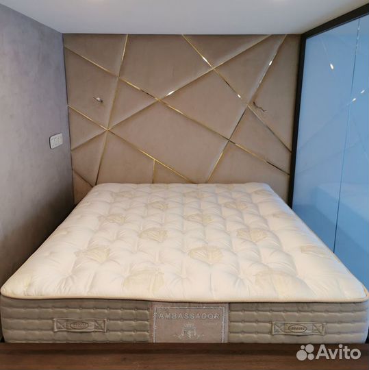 Мягкие стеновые панели с латунным профилем