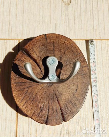 Крючок на срезе дерева