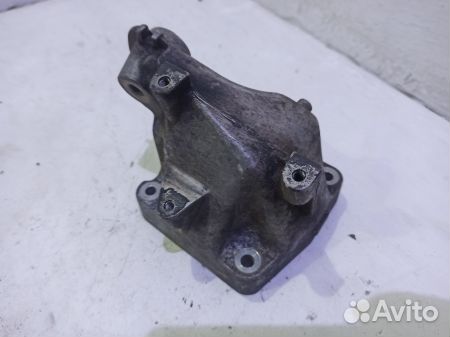 Кронштейн двигателя A6422236304