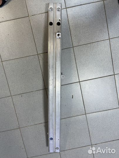 Усилитель переднего бампера Nissan Tiida (c11)