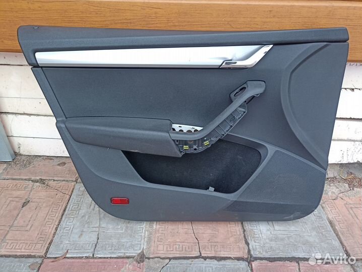 Обшивка двери передняя левая Skoda Octavia A7