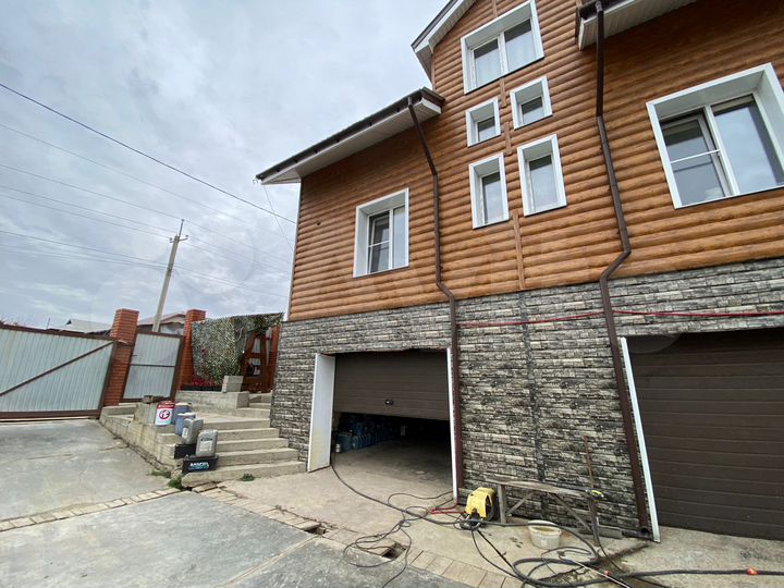 Коттедж 215,4 м² на участке 9,8 сот.