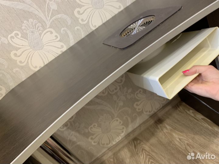 Продам маникюрный стол