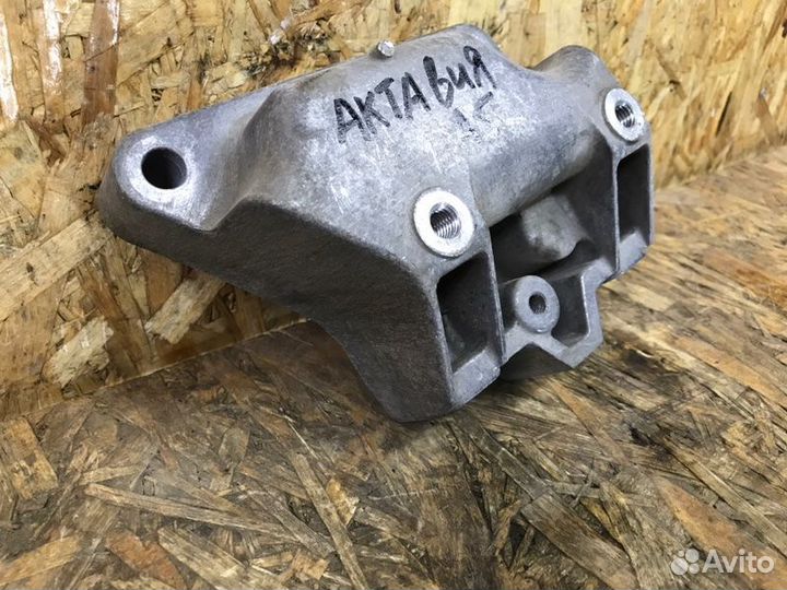 Кронштейн кпп левый Skoda Octavia A5 лифтбек 1