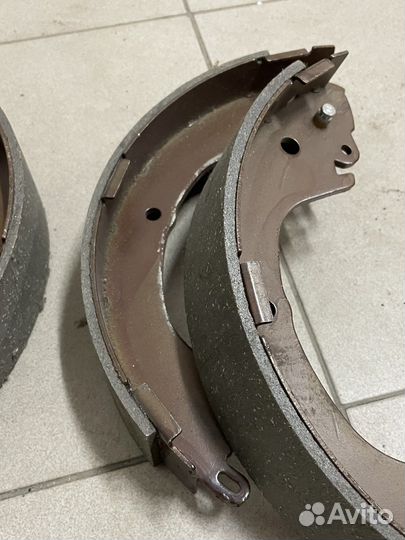 Барабанные тормозные колодки MMC L200 / Delica