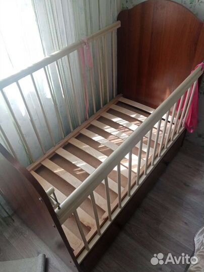 Детская кроватка с продольным маятником