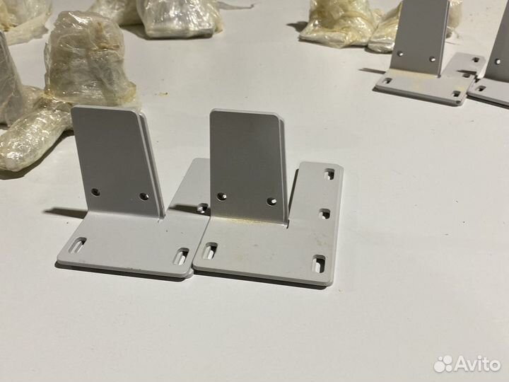 Крепление экрана-перегородки для двойного стола