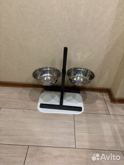 Лежанка для крупных собак и миски на подставке