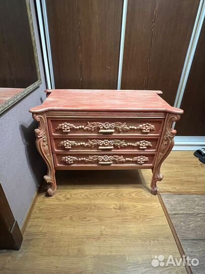 Тумбочки, диван, часы ручной работы