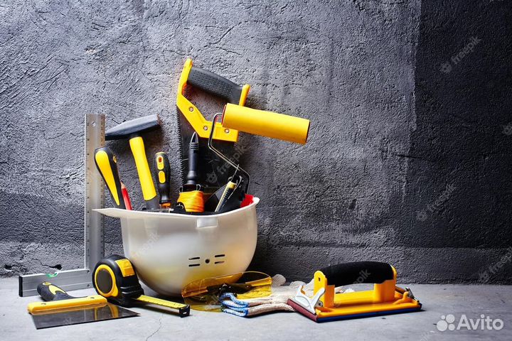 Мастер универсал плиточник со своим инструментом