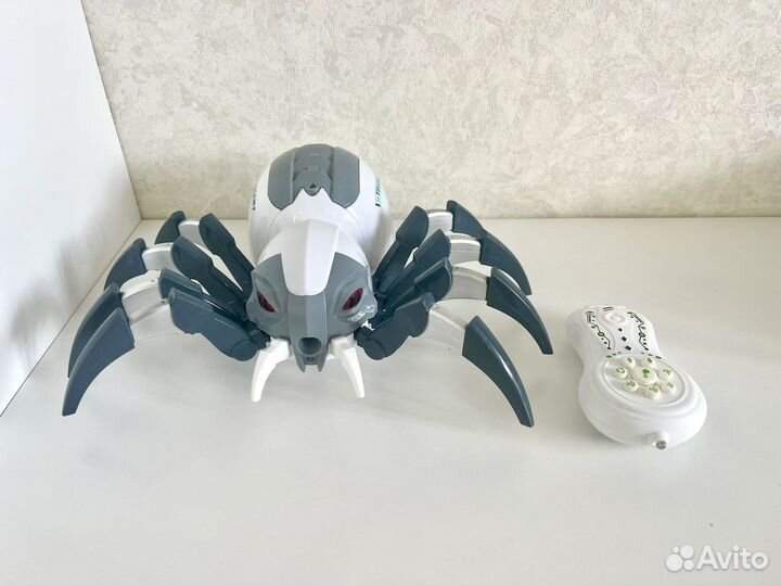 Радиоуправляемый робот паук Spider, выделяет пар