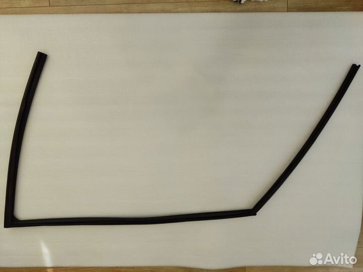 Уплотнитель стекла двери передний левый Nissan