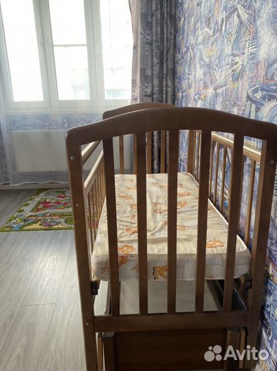 Детская кровать с маятником и матрасом